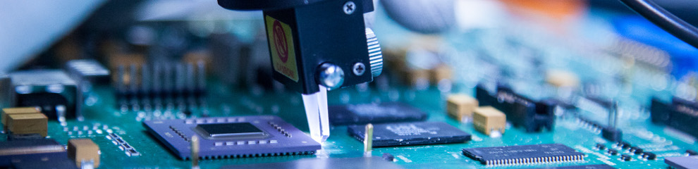 Паяет робот